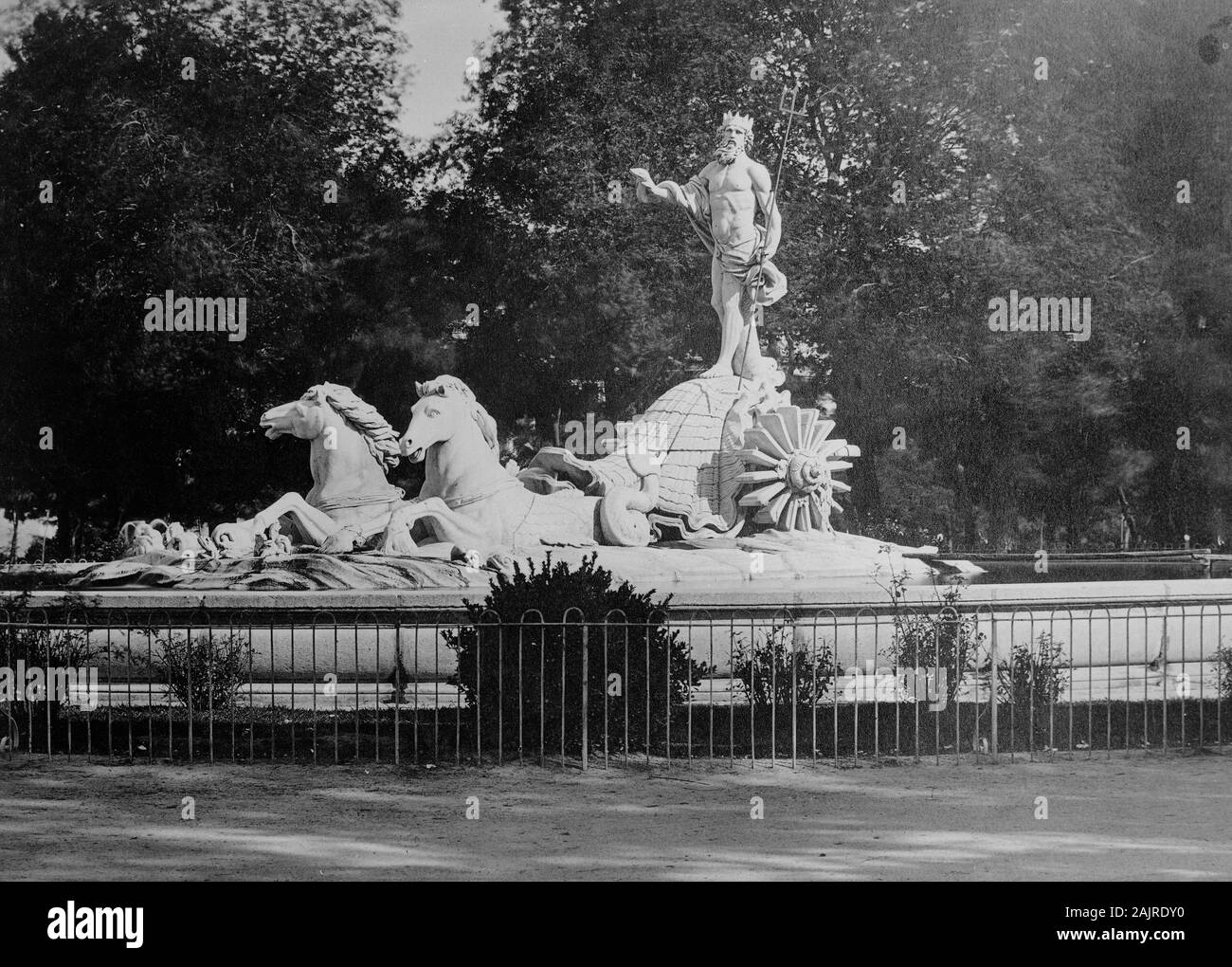 FUENTE DE NEPTUNO CONSTRUIDA ENTRE 1780 Y 1784 - NEOCLASICISMO ESPAÑOL - FOTOGRAFIA EN BLANCO Y NEGRO - SIGLO XIX. Author: JUAN PASCUAL DE MENA. Location: MUSEO DE HISTORIA-FOTOGRAFIAS. SPAIN. Stock Photo