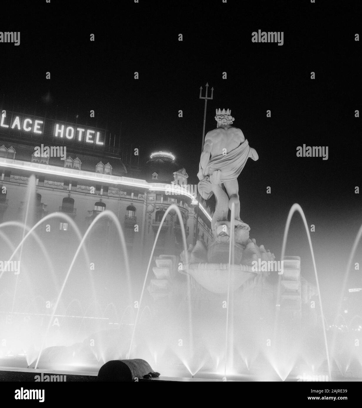 FUENTE DE NEPTUNO CONSTRUIDA ENTRE 1780 Y 1784 - NEOCLASICISMO ESPAÑOL - FOTOGRAFIA EN BLANCO Y NEGRO - AÑOS 60. Author: JUAN PASCUAL DE MENA. Location: PLAZA DE CANOVAS DEL CASTILLO. SPAIN. Stock Photo