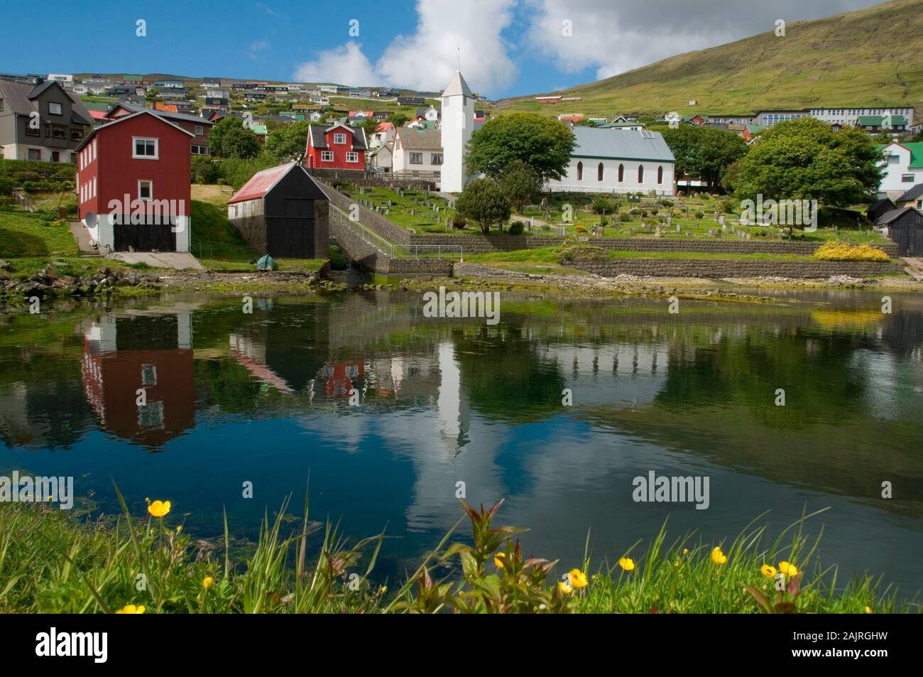 Daenemark, Faeroeer, Inseln, Insel Streymoy, Vestmanna, Ortsansicht, Kirche Stock Photo