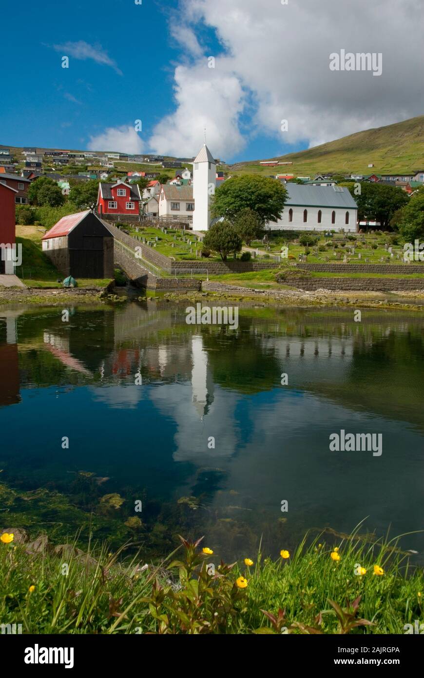 Daenemark, Faeroeer, Inseln, Insel Streymoy, Vestmanna, Ortsansicht, Kirche Stock Photo