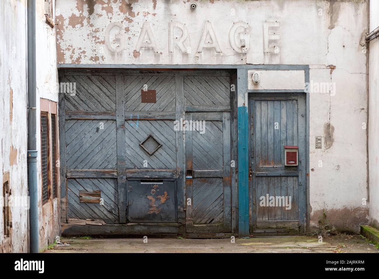 Alte Garage in Straßburg, Frankreich Stock Photo
