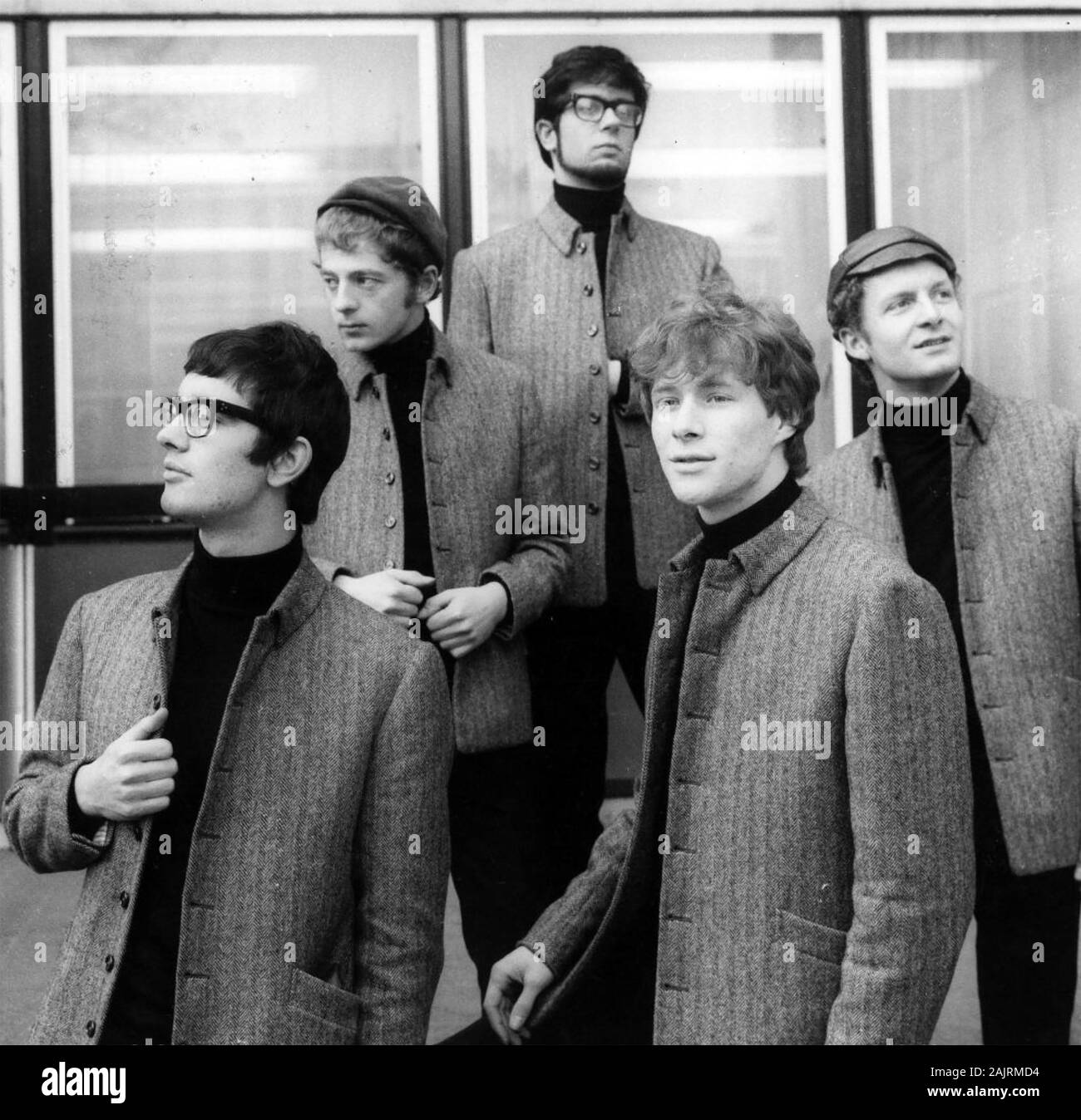 MANFRED MANN Promotional photo of English pop group about 1964. From left: Tom McGuinness, Mike Hugg, Manfred Mann, Paul Jones, Mike Vickers Stock Photo