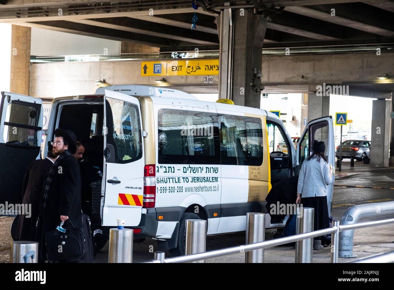 people entering Sherut (Mini Van) from Ben Gurian Airport to Jerusalem Stock Photo