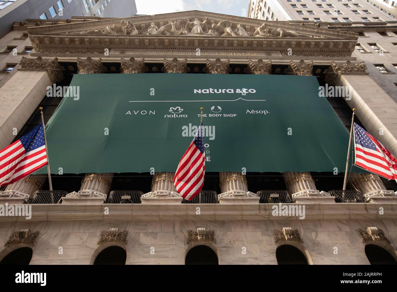 Nova Iork, Estados Unidos. 05th Jan, 2020. Facade of the New York Stock  Exchange headquarters is seen with Natura/Avon announcement on Sunday  afternoon (05). Company has 'IPO' sched fed for this Monday.