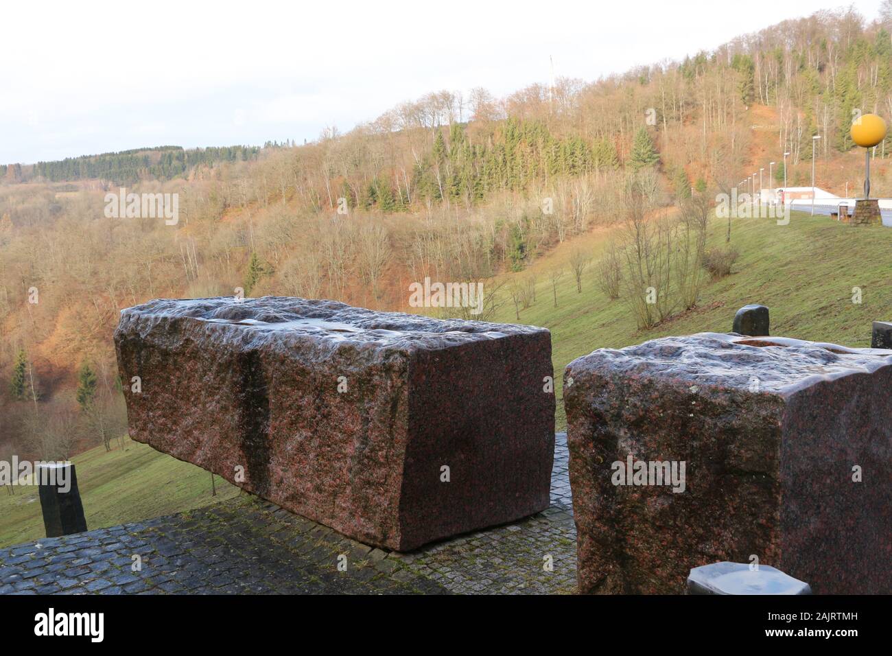 Blick auf die Staumauer der Talsperre in Nonnweiler im Saarland Stock Photo