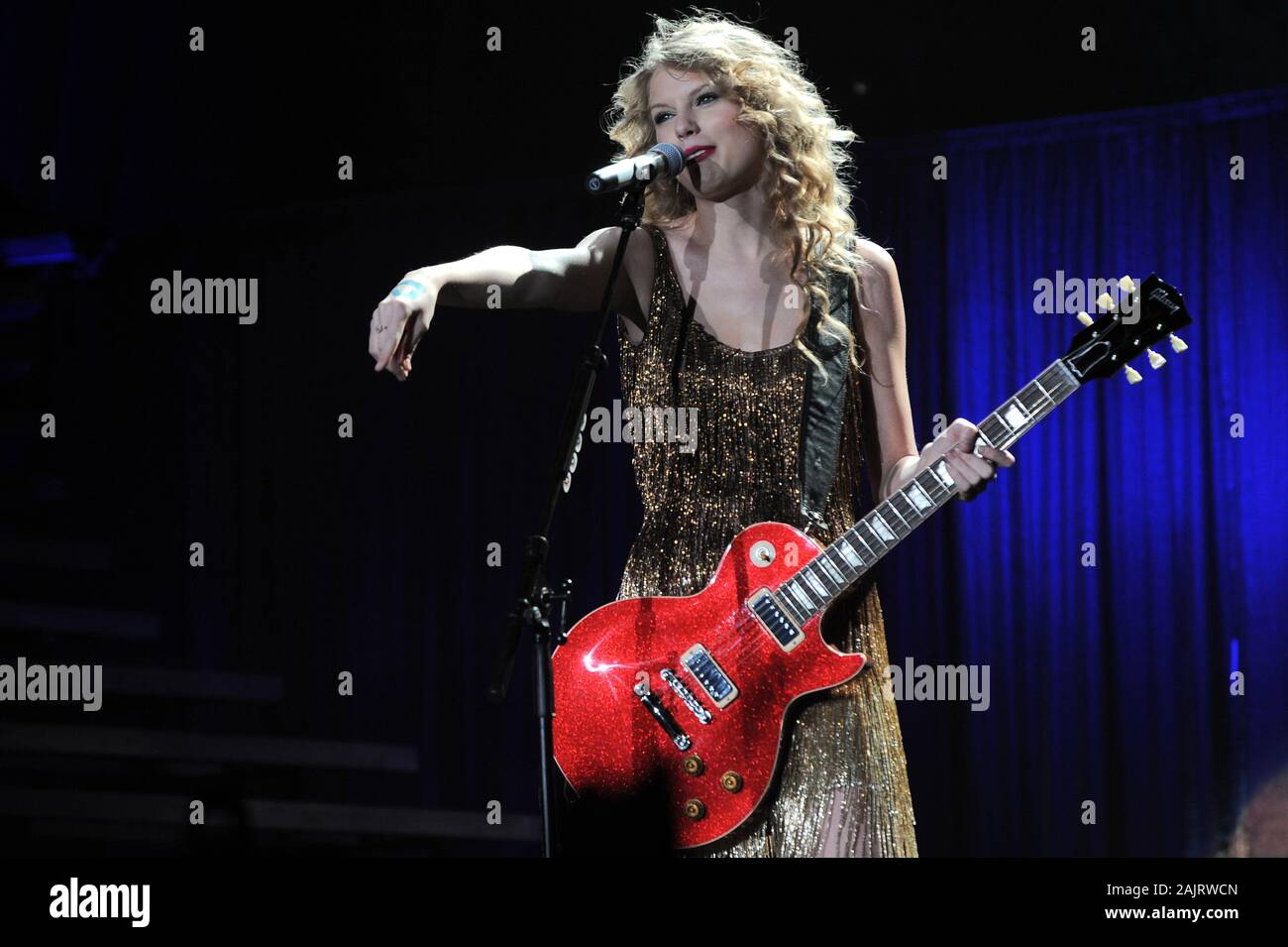 Taylor swift 13 hand hi-res stock photography and images - Alamy