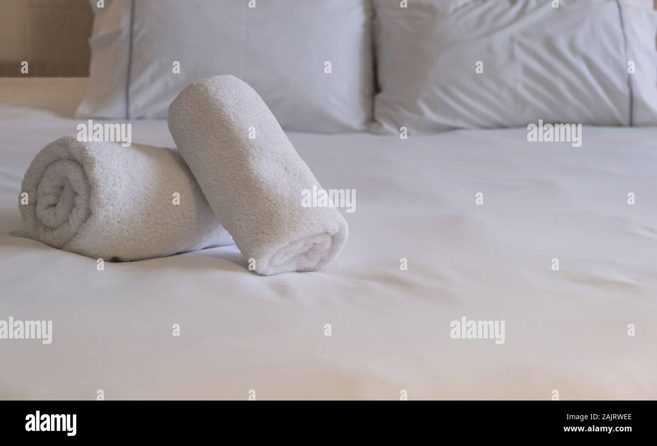 Hotel Towels White Fluffy Rolled Bath Towels Linen Sheets And