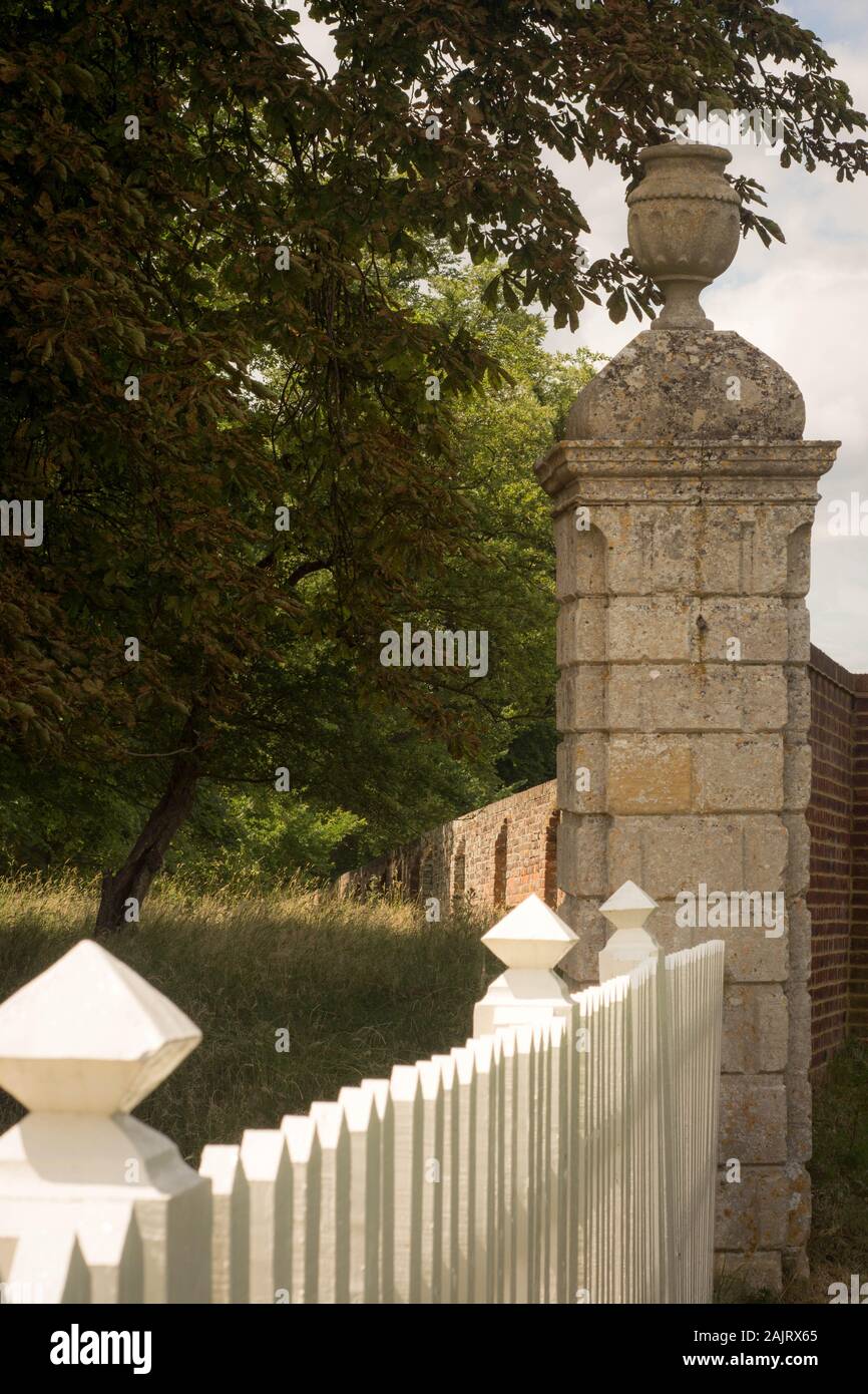 Estate fencing hi-res stock photography and images - Alamy, image size:866x1390