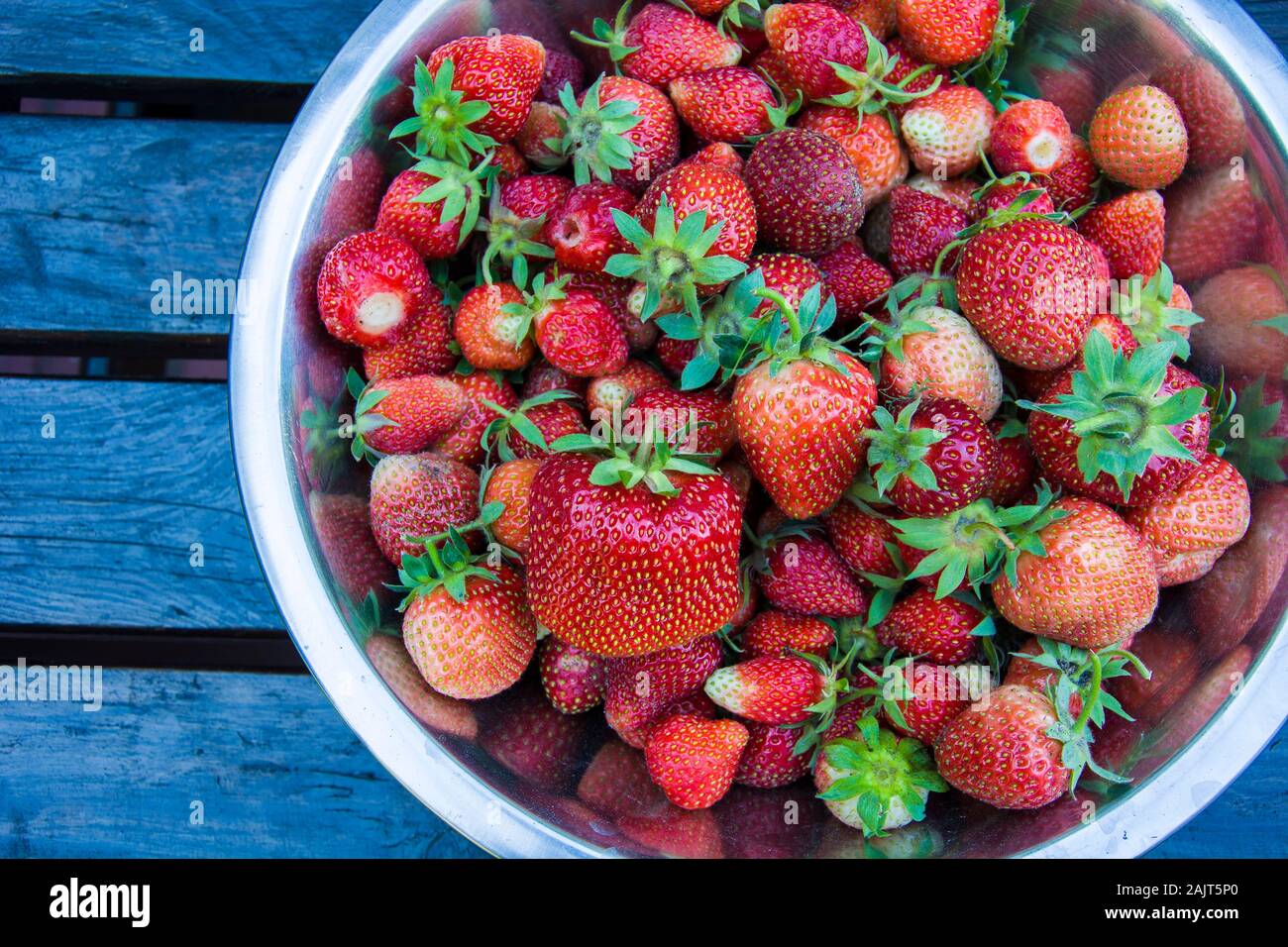 Strawberries in bowl table bowl hi-res stock photography and images - Alamy