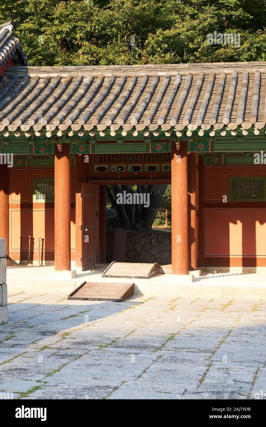 Doorway along gate at Gyeonghuigung (Gyeonghui Palace or Palace of Serene Harmony), one of the Five Grand Palaces built by the Joseon Dynasty. Stock Photo