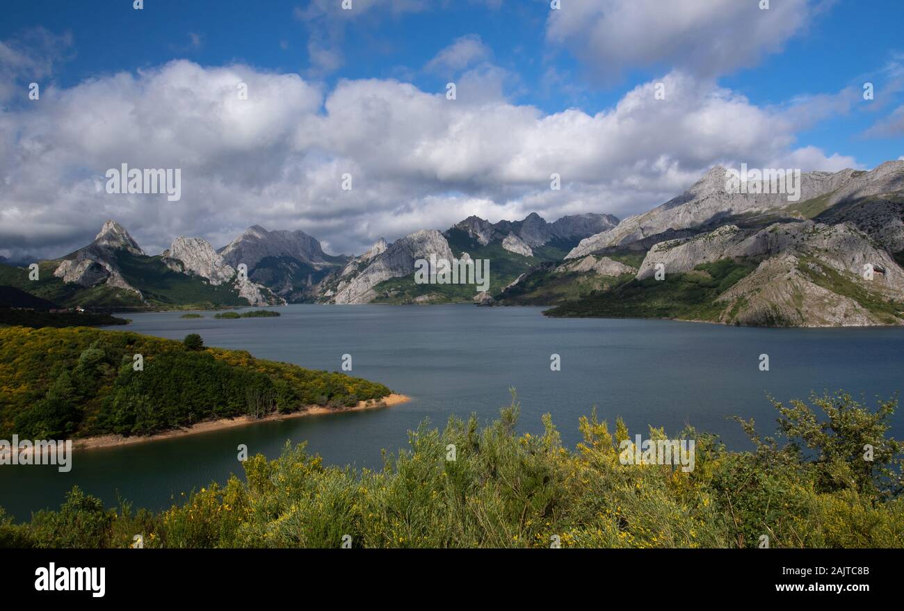 Dammed portion of Rio Esla surrounded by the mountains of the Picos de Europa National Park, Castilla y Leon, Spain Stock Photo
