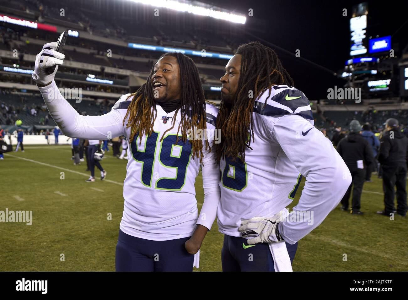 Los Angeles, CA, USA. 11th Nov, 2018. Seattle Seahawks outside linebacker  Shaquem Griffin (49) and Seattle Seahawks cornerback Shaquill Griffin (26)  hold up Los Angeles Rams defensive end Dante Fowler (56) jersey