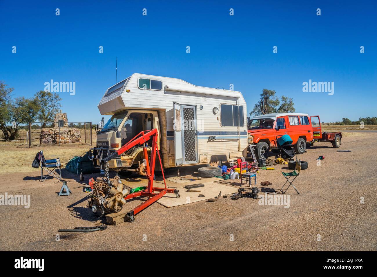 major repair on a mobile home at Hamilton River Rest Area, Kennedy Developmental Road between Middleton and Boulia, Central West Queensland, Australia Stock Photo