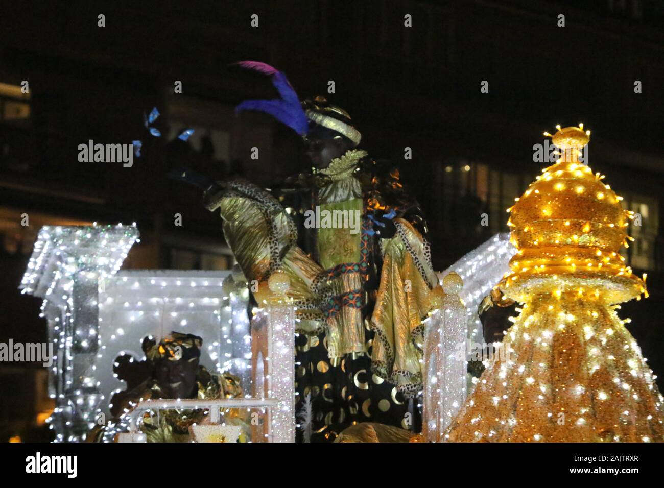 Malaga, Spain. January 5, 2020: 5 January 2020 (Malaga ) More than 2,000 people participate in a procession of 14 floats, most of them new. More than 10,000 gluten-free sweets are distributed along the route. Their Majesties left the Alcazaba to be received by the mayor and the councillors, so that the parade will begin at six o'clock in the afternoon at the gates of the City Hall of Malaga. Credit: Lorenzo Carnero/ZUMA Wire/Alamy Live News Stock Photo