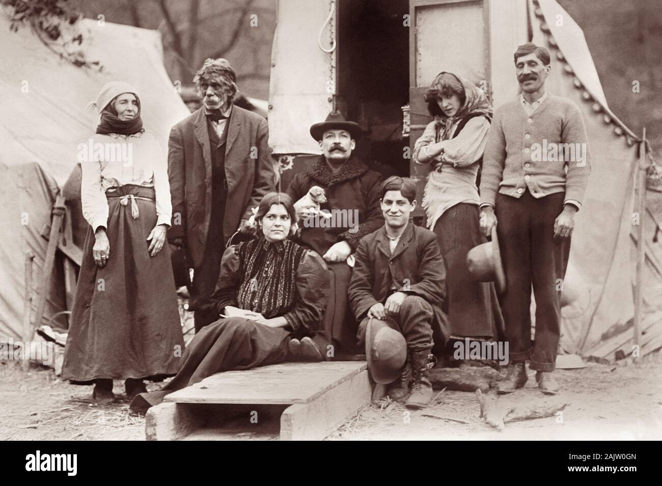 Popular British Christian evangelist Rodney 'Gipsy' Smith MBE (1860-1947) among other gypsies in Pittsburgh, Pennsylvania in January, 1909. Stock Photo