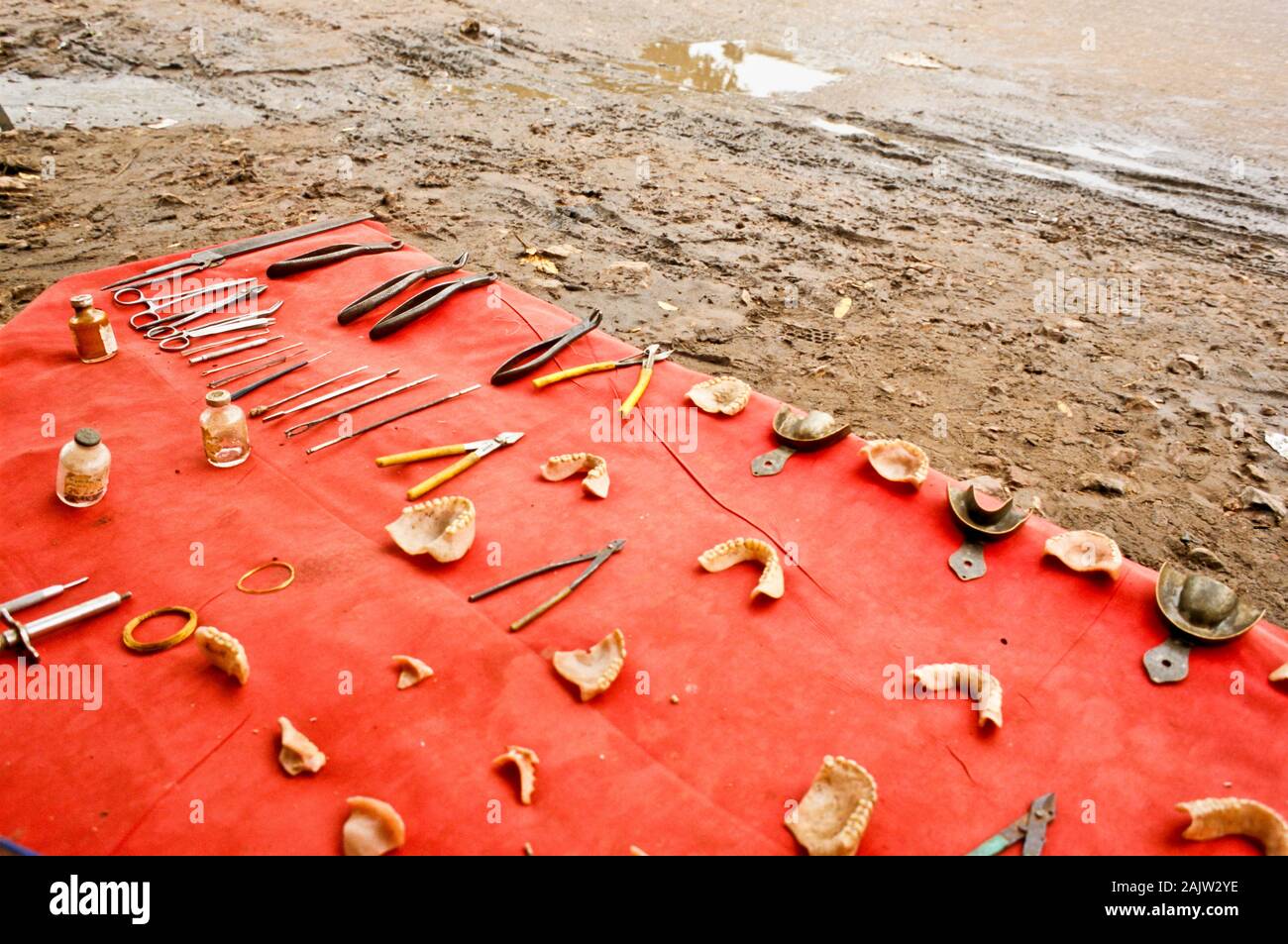 Ambulant dentist offering his skills  Bundi  Rajasthan  India  Asia Stock Photo