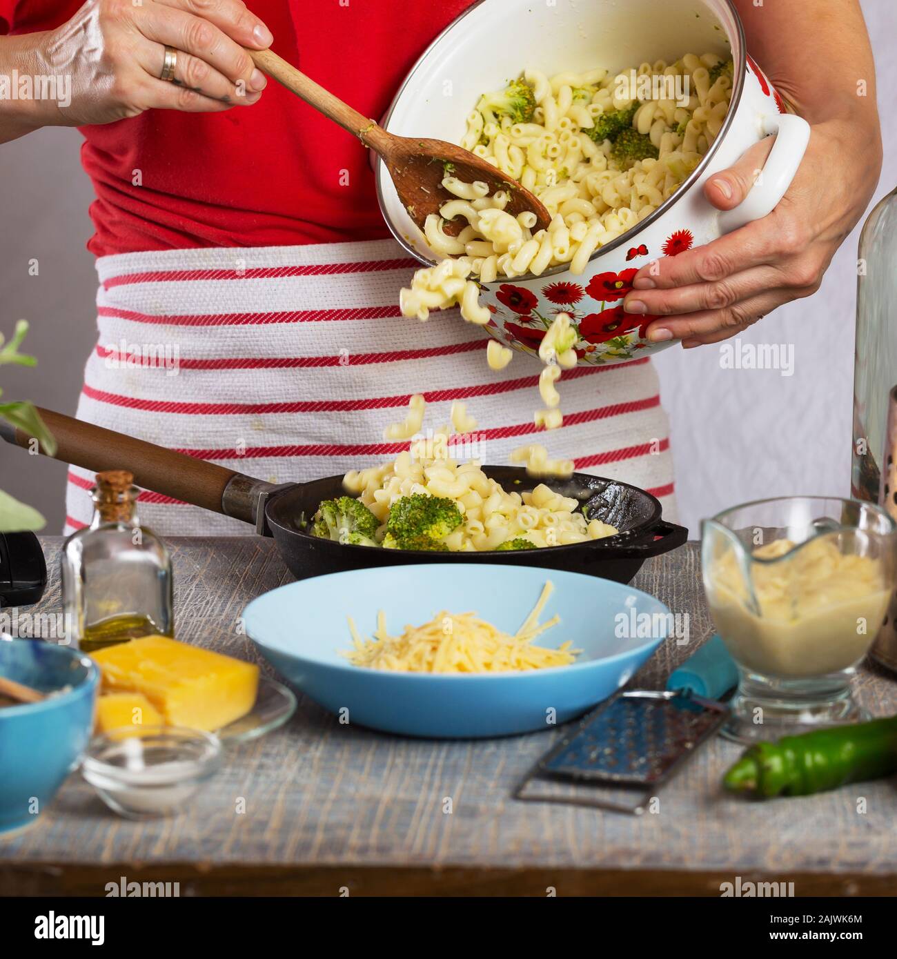 Pasta bacon spinach chicken hires stock photography and images Alamy