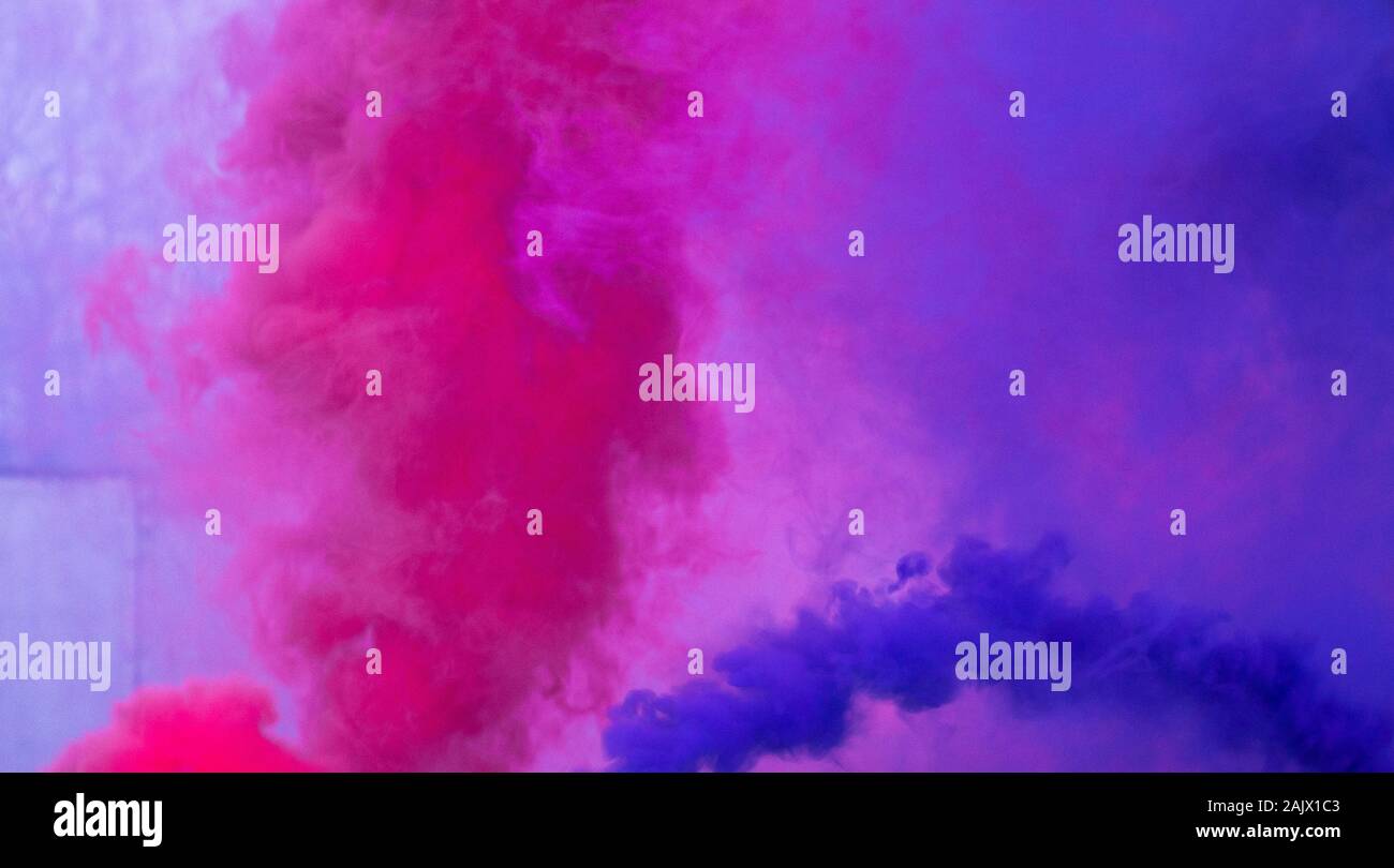 Colour smoke bombs hi-res stock photography and images - Alamy
