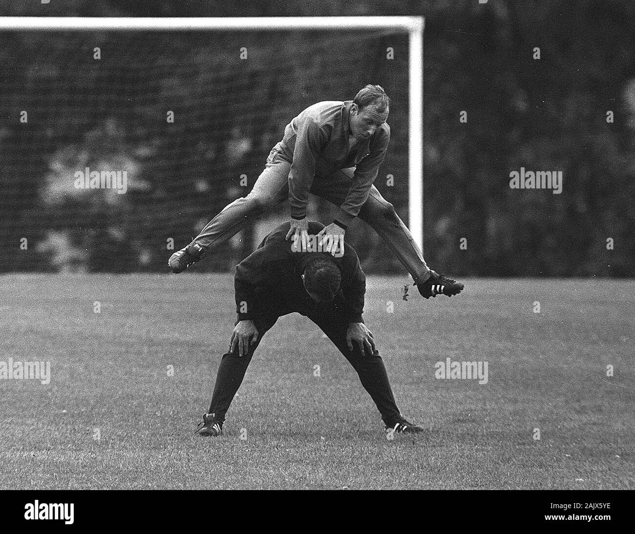 London, Deutschland. 06th Jan, 2020. goalkeeping legend Hans TILKOWSKI passed away at the age of 84, archive photo; The national players Uwe SEELER and Hans TILKOWSKI during the leapfrog during the training, training camp WM quarter of the German national soccer team before the World Cup 1966 in England, 07.09.2006. | usage worldwide Credit: dpa/Alamy Live News Stock Photo