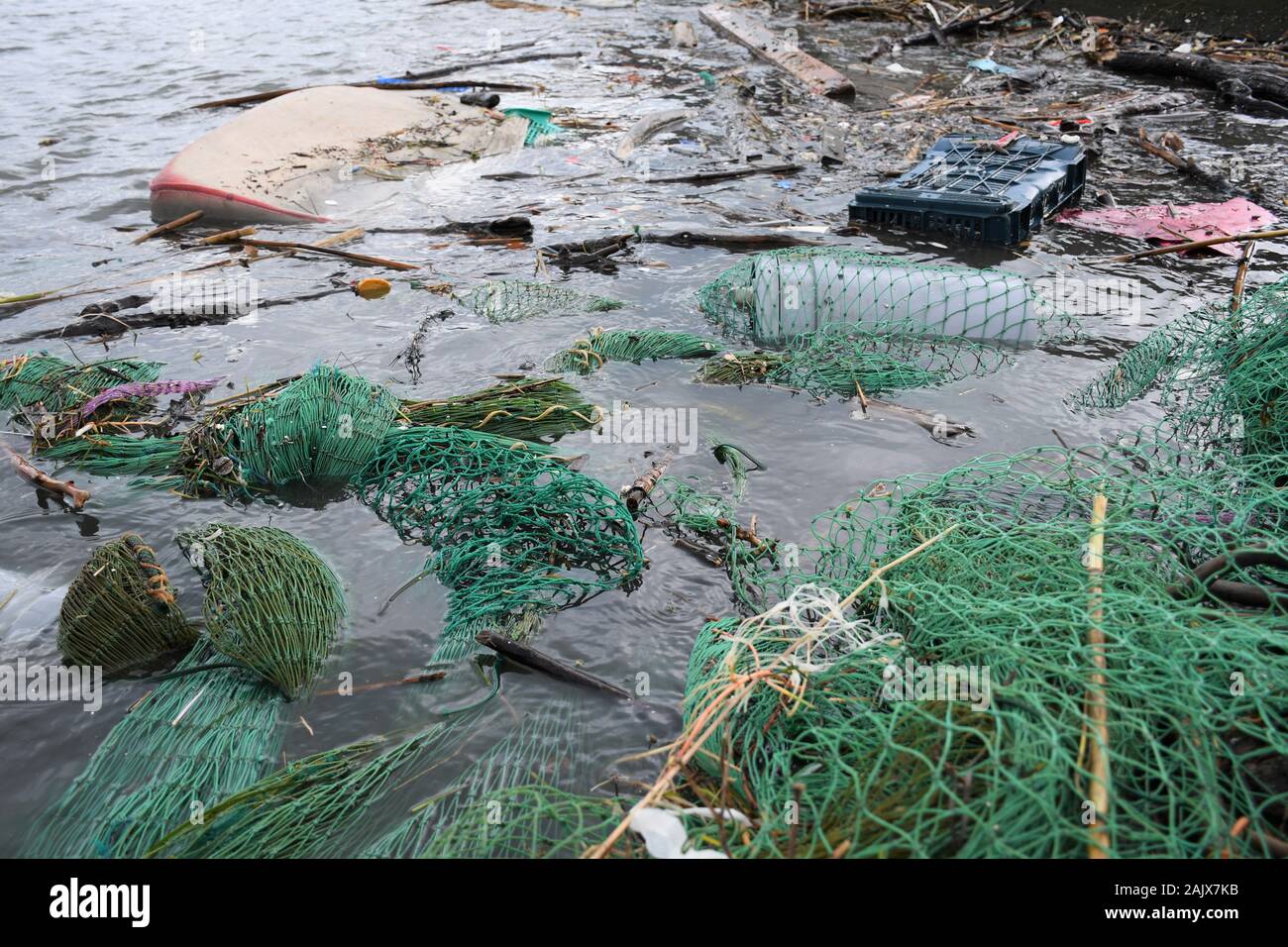 Hãy khám phá hình ảnh liên quan đến ô nhiễm mạng lưới đánh bắt cá và cùng nhau tìm hiểu những cách giải quyết để bảo vệ nguồn tài nguyên biển đang bị đe dọa! Bạn sẽ ấn tượng với mức độ nghiêm trọng của vấn đề và đồng thời nhận thức được rằng, việc bảo vệ môi trường là trách nhiệm của mỗi người chúng ta. 