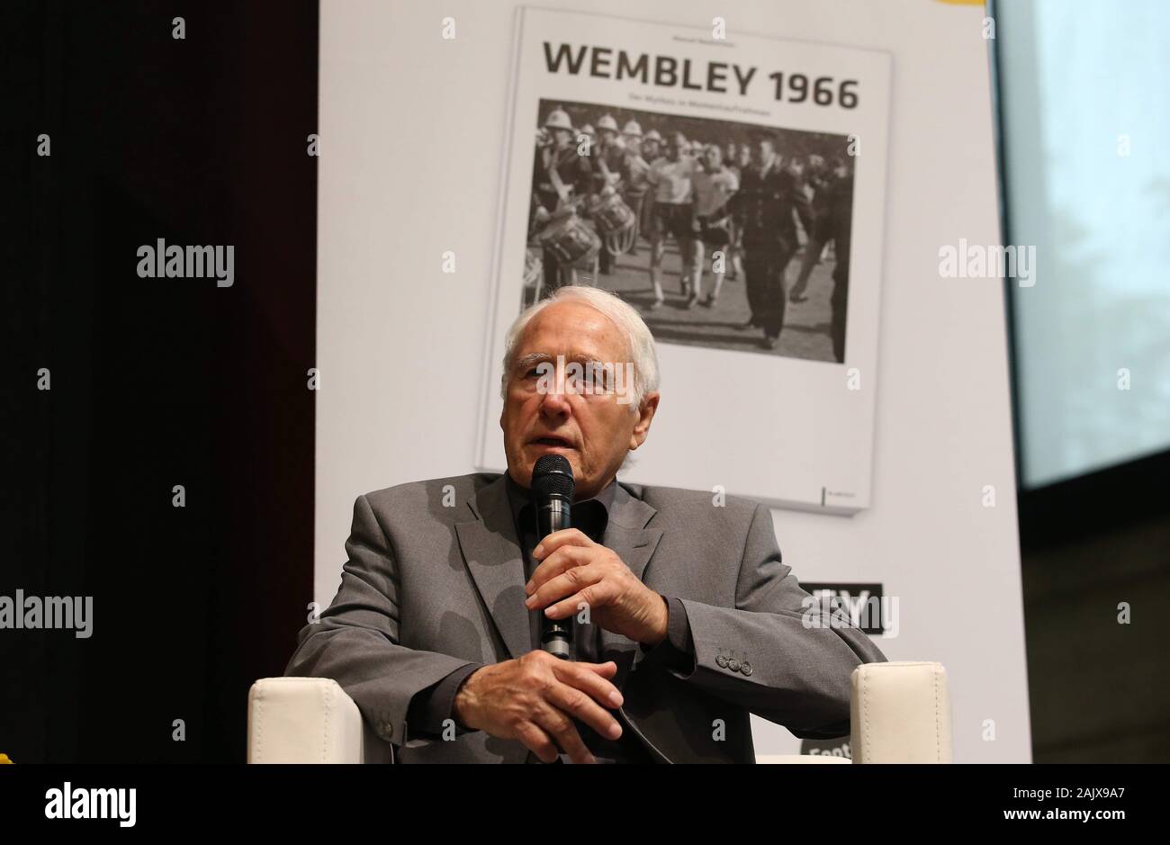 firo: 07/31/2016 Football, Season German Football Museum DFM honors 50 years World Cup World Championship 1966 Vice with a special exhibition Hans Tilkowski The final of the 8th Football World Cup 1966 between England and Germany (4: 2 nV) has become a myth. The German Football Museum honored the unforgettable encounter with the legendary "Wembley goal" for the anniversary with the special exhibition "50 Years of Wembley - The Myth in Snapshots" (July 31, 2016 - January 15, 2017). Artistic media installations and partly unpublished photographs are shown. | usage worldwide Stock Photo