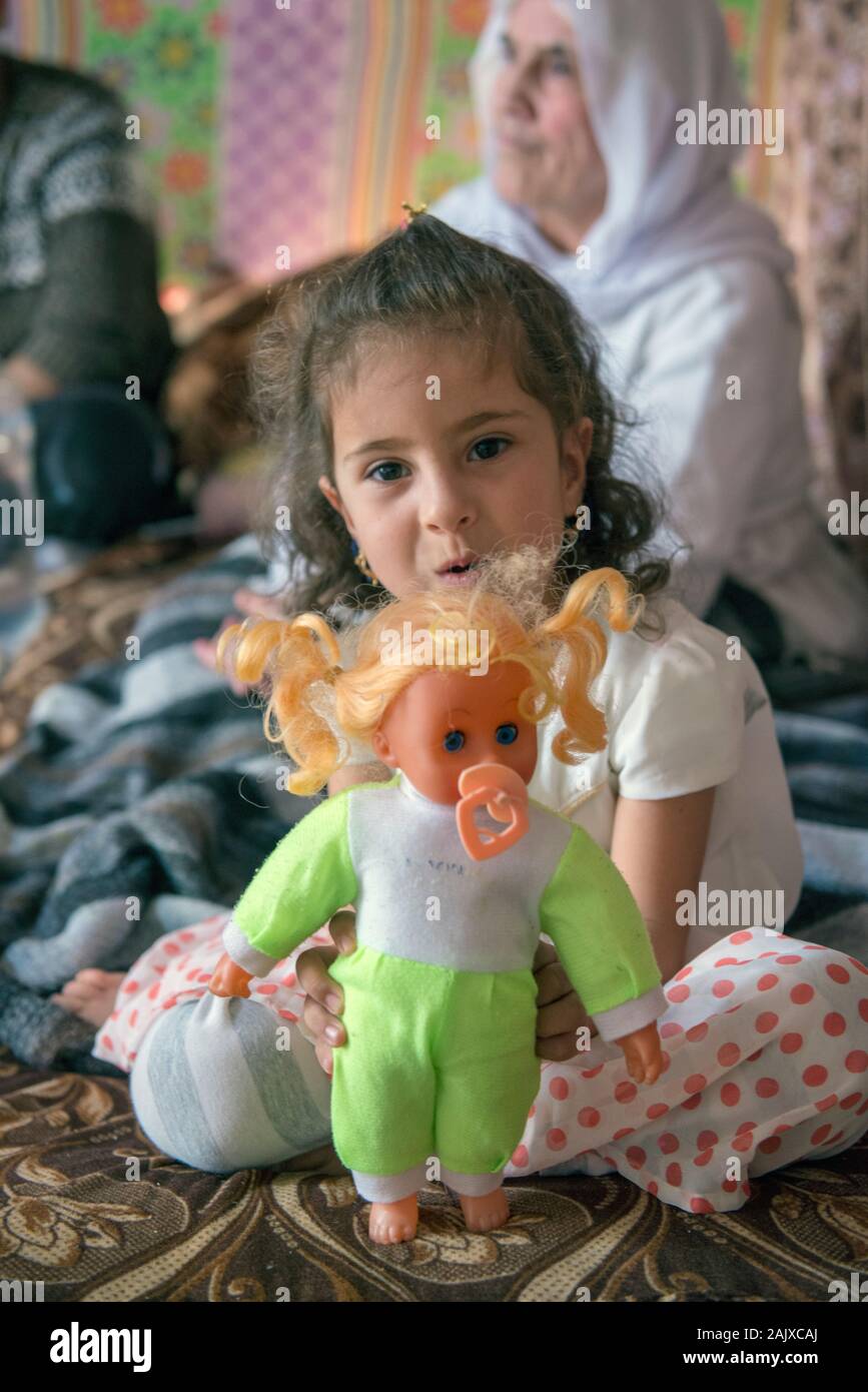 Child with doll in Essyan IDP camp, northern Iraq Stock Photo