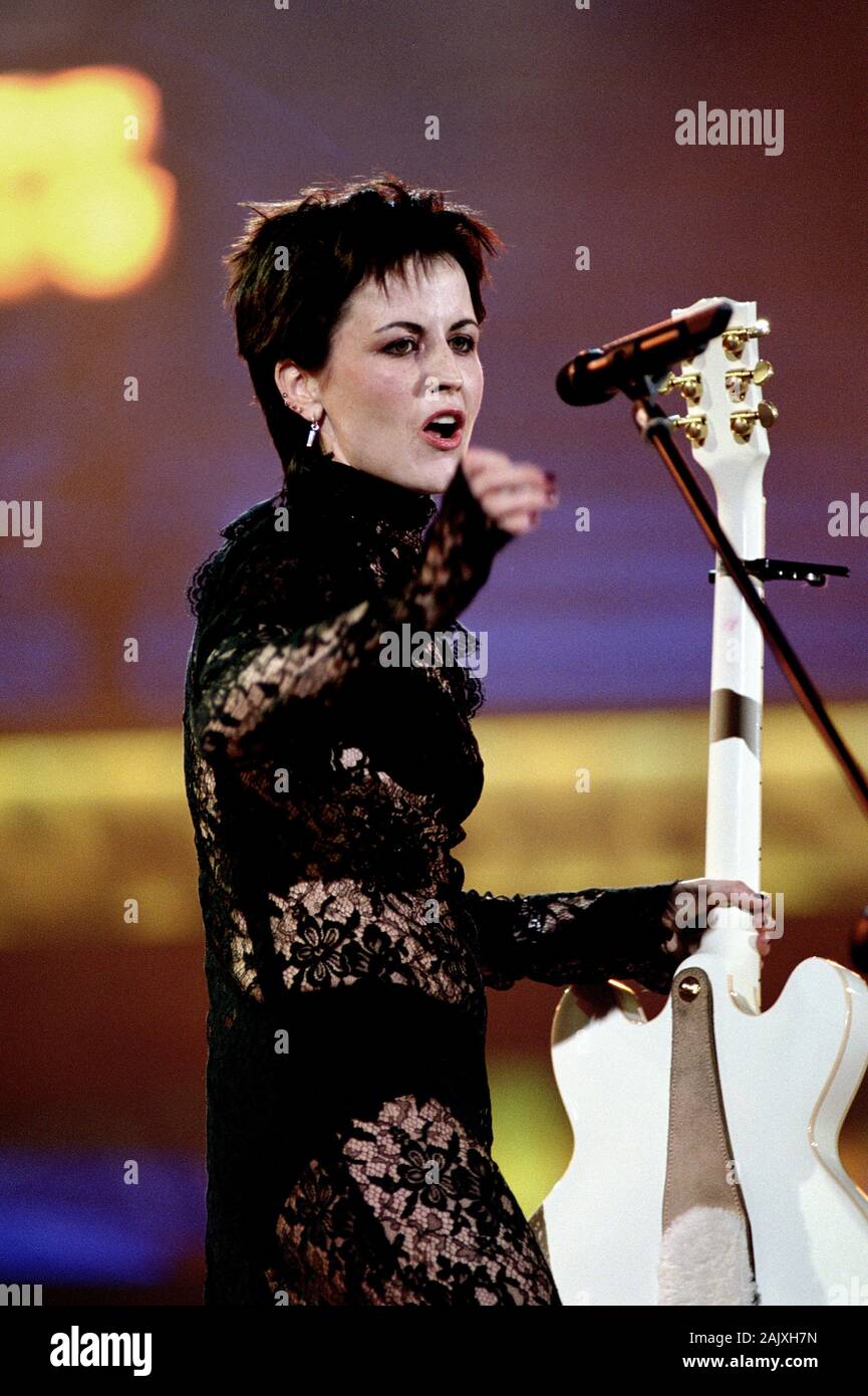 Verona Italy 08 September 01 Final Of The Festivalbar 01 At The Arena Of Verona The Singer Of The Cranberries Dolores O Riordan During The Concert Stock Photo Alamy