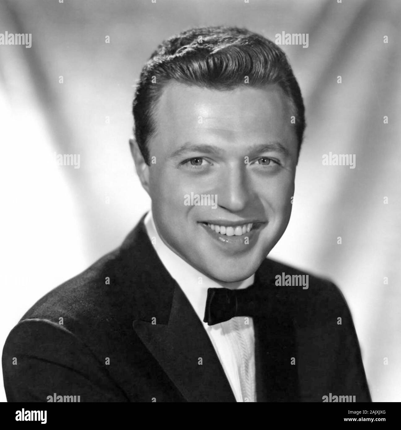 STEVE LAWRENCE Promotional photo of American singer about  1965 Stock Photo