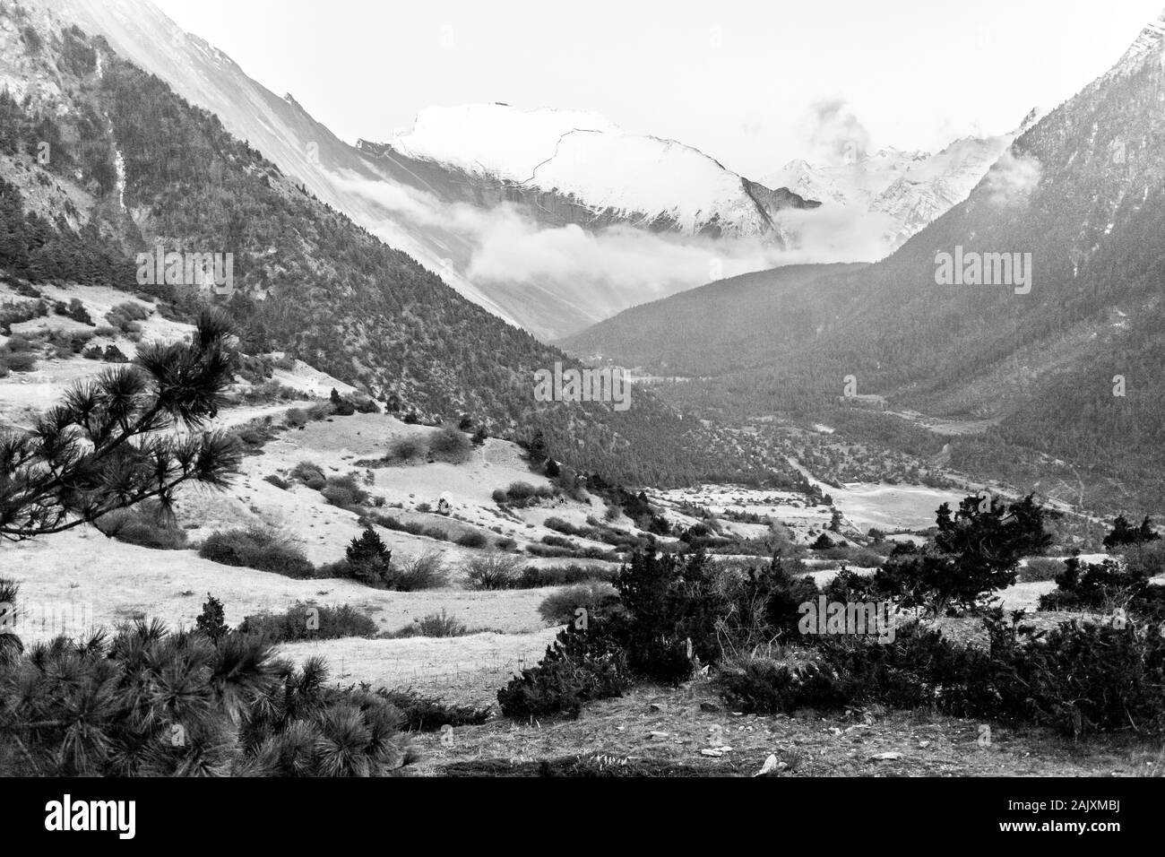 Himalayas nepal Black and White Stock Photos & Images - Alamy