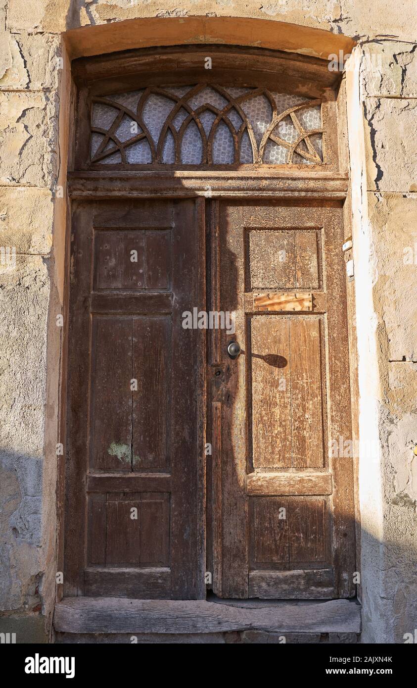 Old wooden door on a building, the main entrance Stock Photo - Alamy