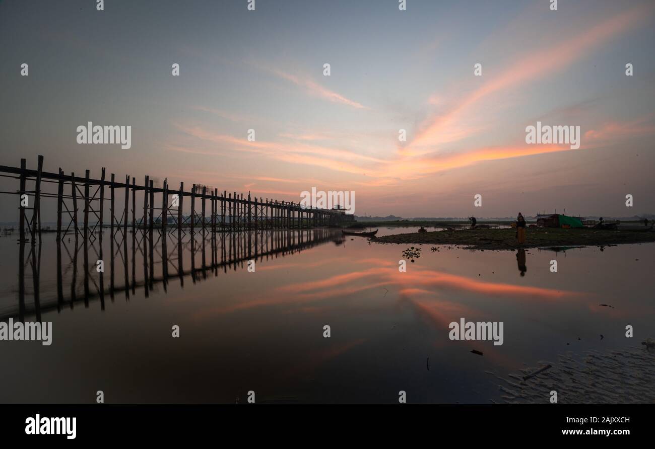 U bein bridge water boat hi-res stock photography and images - Alamy