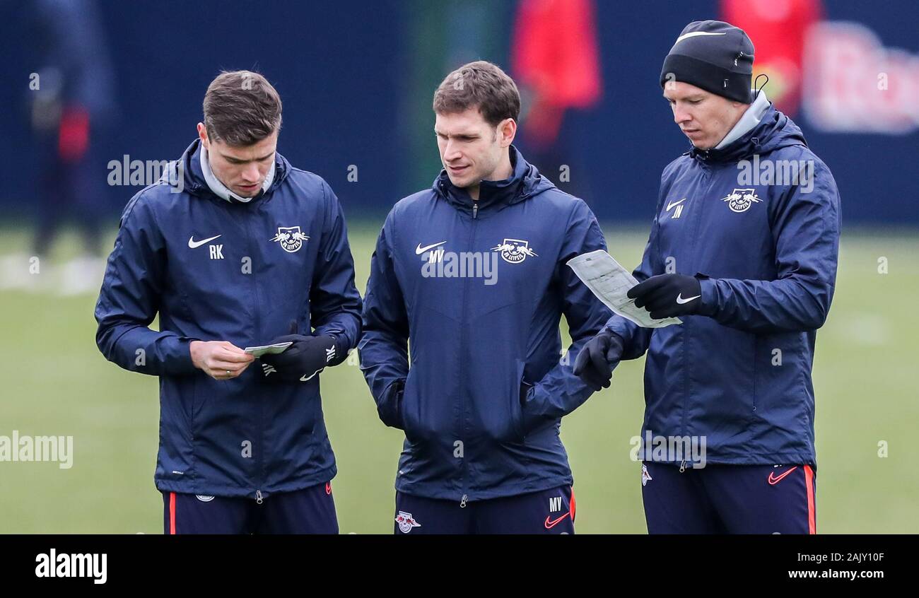 06 January 2020, Saxony, Leipzig: Football: Bundesliga, training start RB Leipzig at the Red Bull Academy. Leipzig coach Julian Nagelsmann (r) discusses with his co-trainers Moritz Volz (M) and Robert Klauß (l) during the opening training after the winter break. Photo: Jan Woitas/dpa-Zentralbild/dpa - IMPORTANT NOTE: In accordance with the regulations of the DFL Deutsche Fußball Liga and the DFB Deutscher Fußball-Bund, it is prohibited to exploit or have exploited in the stadium and/or from the game taken photographs in the form of sequence images and/or video-like photo series. Stock Photo