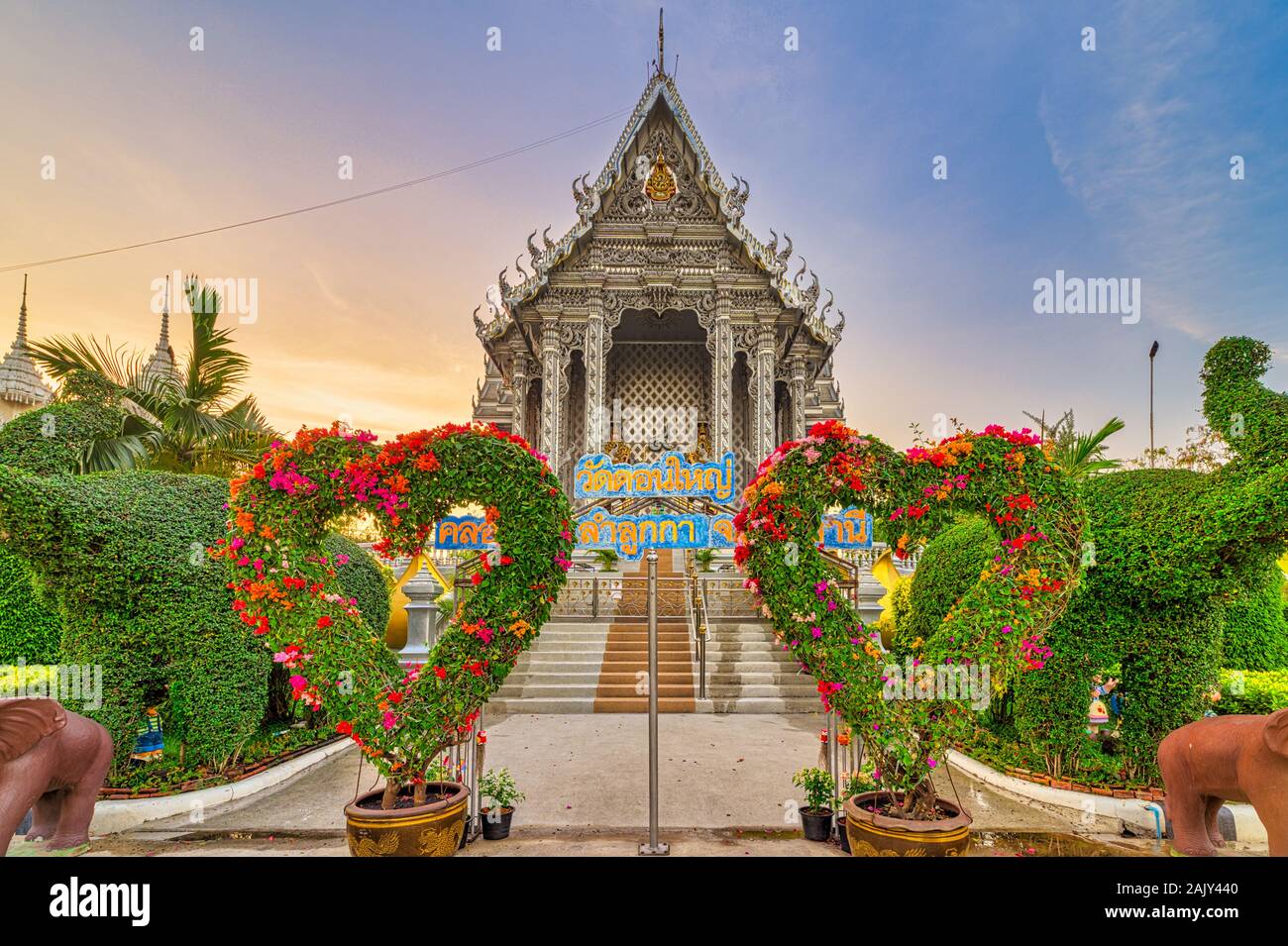 Pathum Thani District Pathum Thani Thailand January 3 Wat Don Yai A Country Temple With A New And Rather Spectacular Silver Coloured Stock Photo Alamy