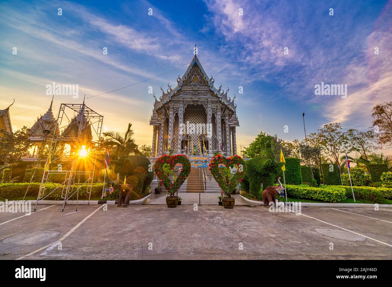 Pathum Thani District Pathum Thani Thailand January 3 Wat Don Yai A Country Temple With A New And Rather Spectacular Silver Coloured Stock Photo Alamy