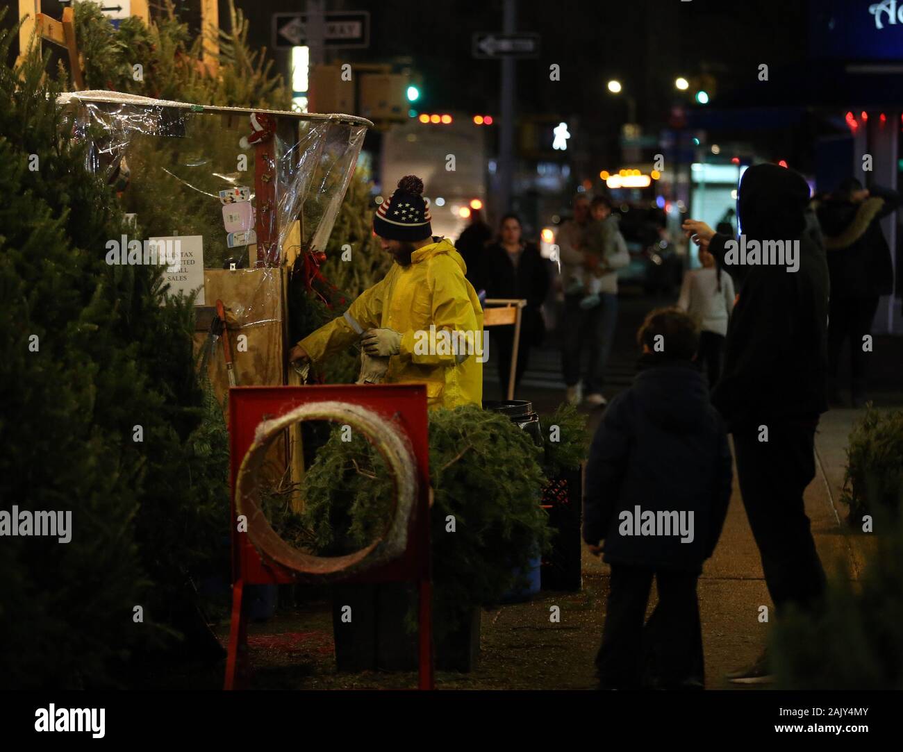 Street vendor selling Christmas trees in New York City Stock Photo Alamy