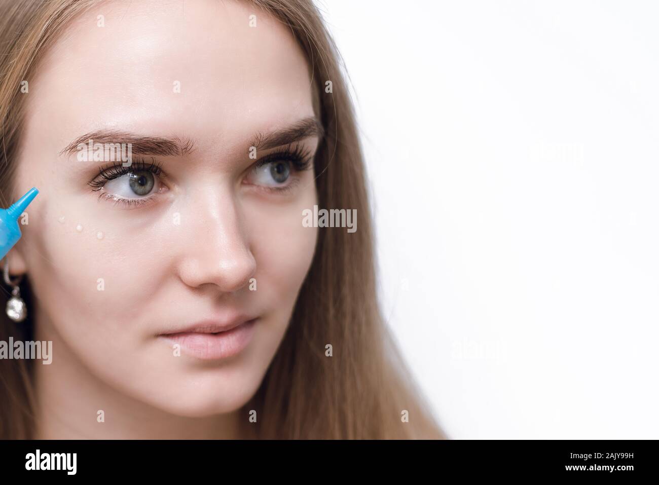 How to apply eye cream hires stock photography and images Alamy