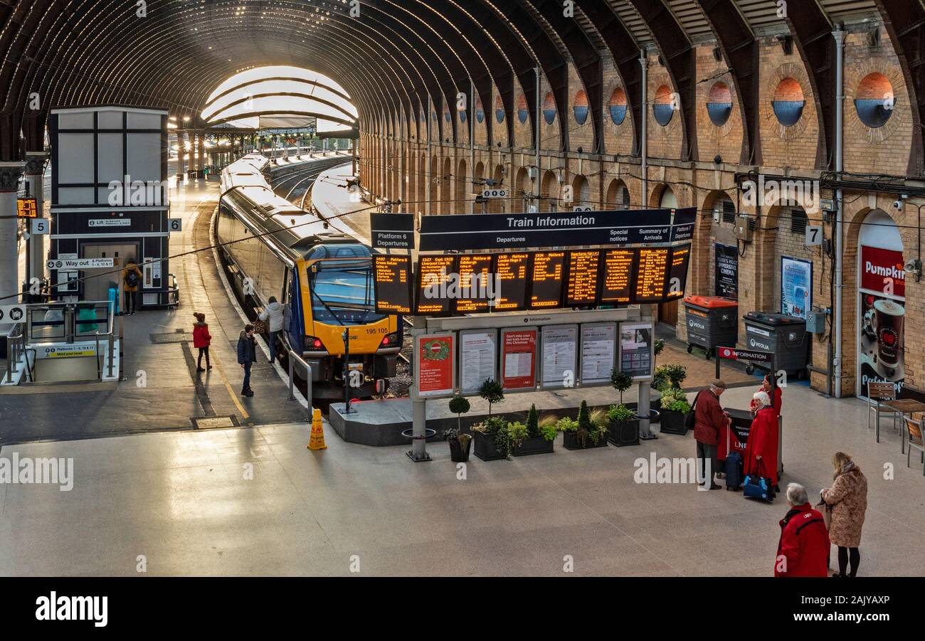 YORK ENGLAND RAILWAY STATION TRAIN INFORMATION DEPARTURES AND ARRIVALS