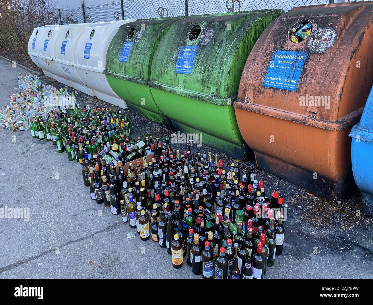Glass recycling container in Marktoberdorf, Bavaria, Germany, December 30, 2019.  © Peter Schatz / Alamy Stock Photos Stock Photo