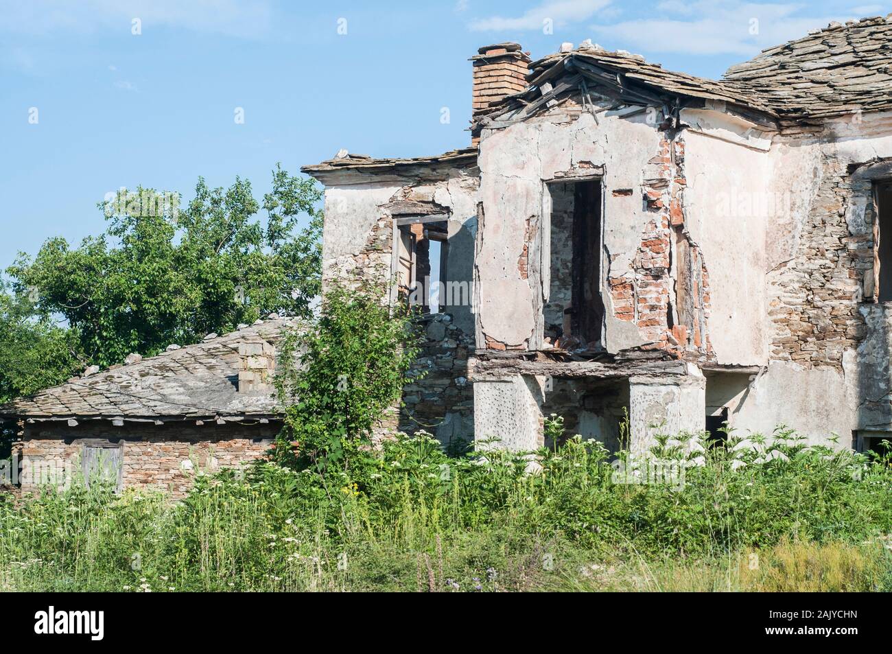 Abandoned home collapsed roof hi-res stock photography and images - Alamy