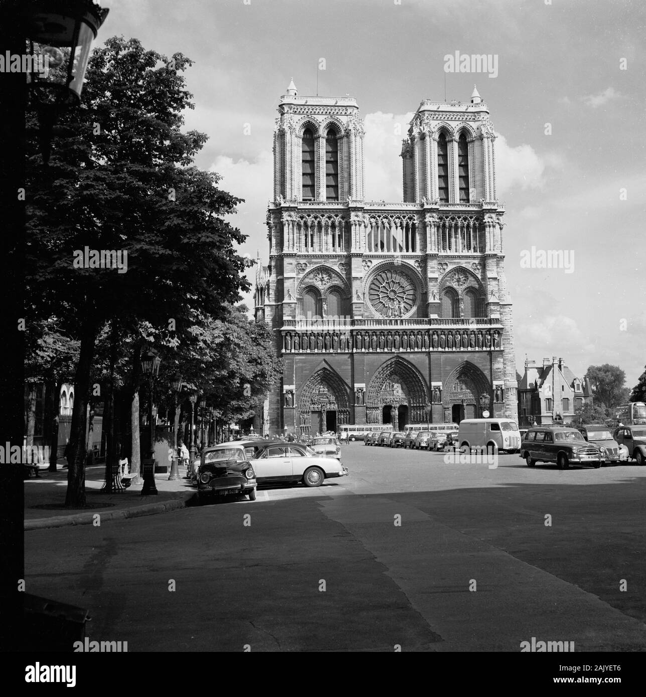 1950s, historical, a view from this era of the front of the famous french landmark, the medieval Notre-Dame Cathedral, Paris, France, considered to be one of the finest examples of French Gothic architecture. Stock Photo