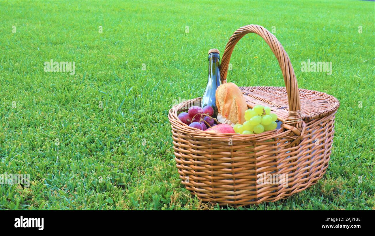 Wicker picnic basket hi-res stock photography and images - Alamy