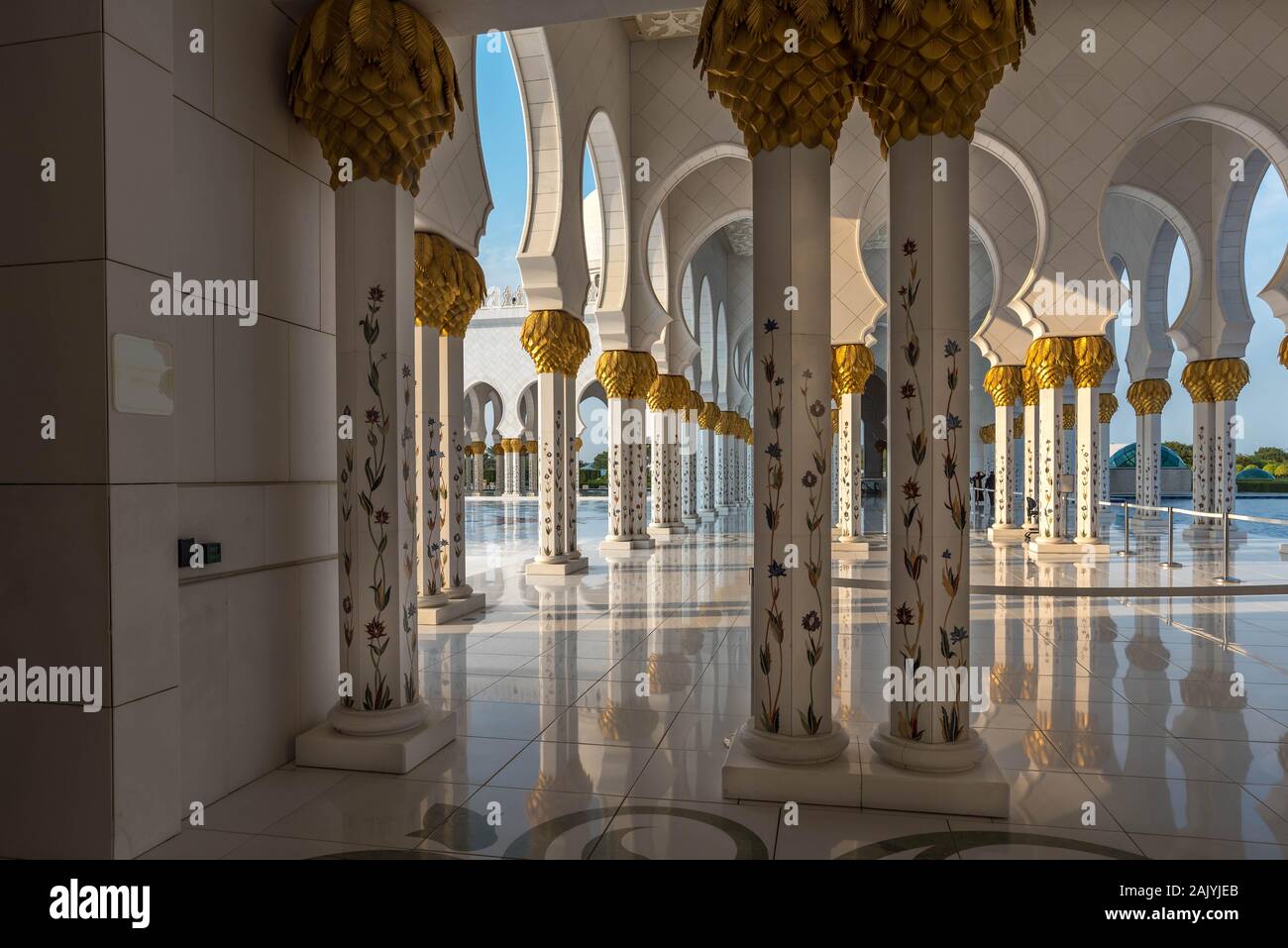 Abu Dhabi, United Arab Emirates: A colonnade of Abu Dhabi Sheikh Zayed Mosque (also known as Grand Mosque) marble twin columns and golden capitals Stock Photo