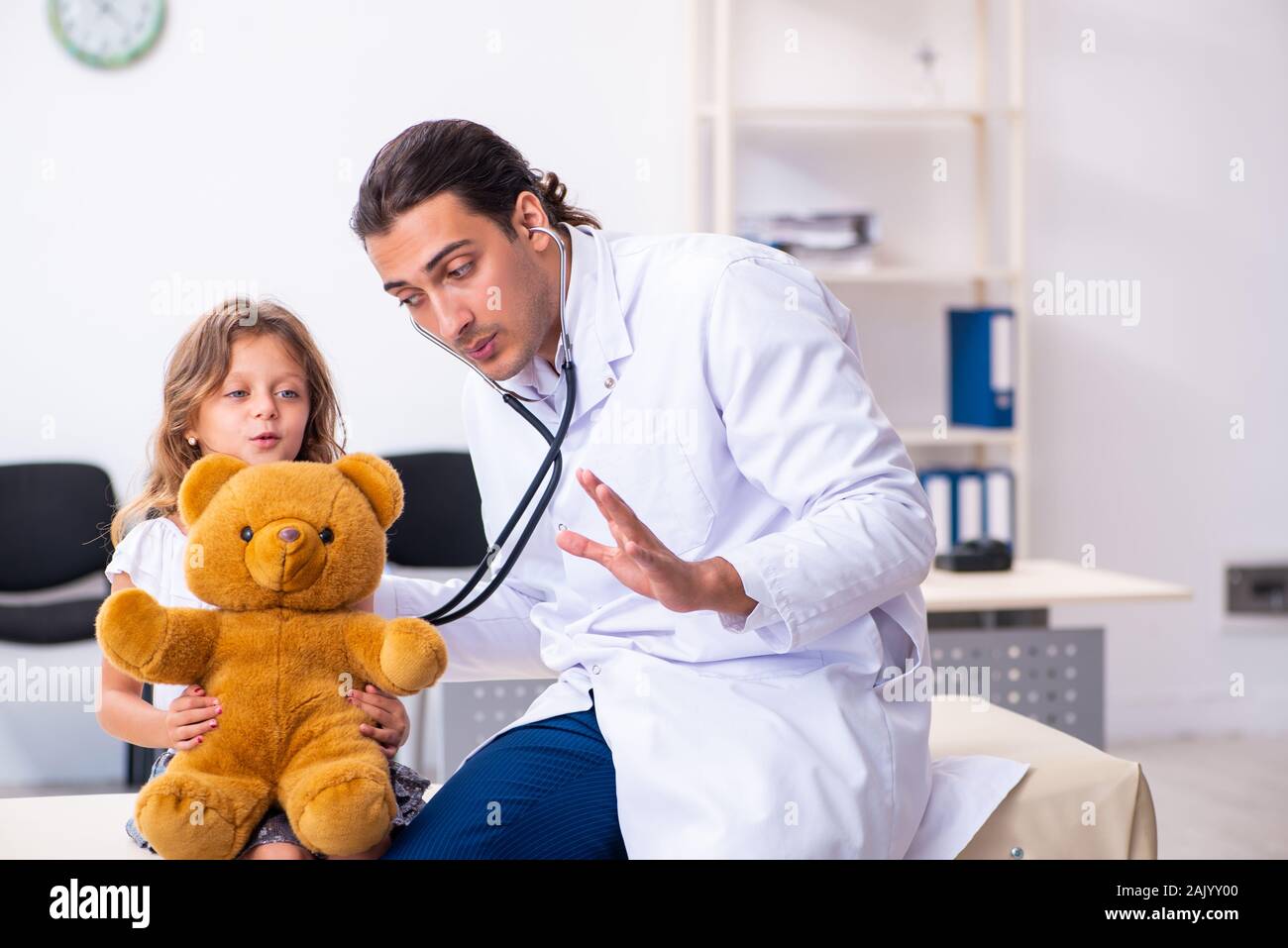 The young doctor pediatrician with small girl Stock Photo - Alamy