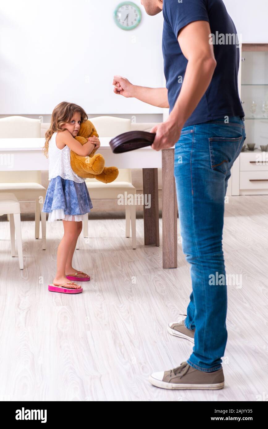 ориджинал наказание. мама бьет дочь ремнём. война из за бочки. наказал дочь. ориджинал наказание.