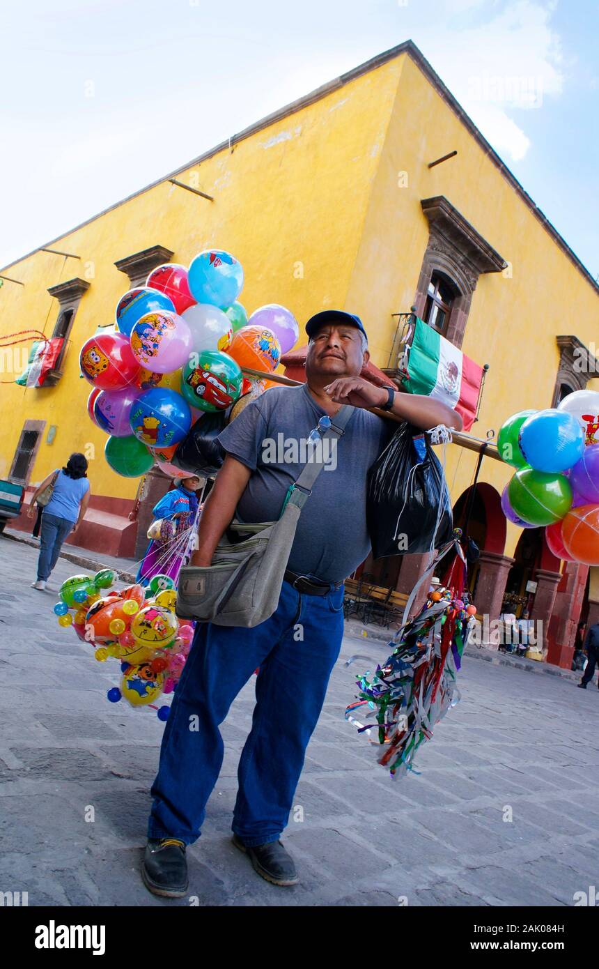 Street vendor selling souveniers to tourists in the Zocalo and Jardin Allende, San Miguel de Allende, Mexico Stock Photo