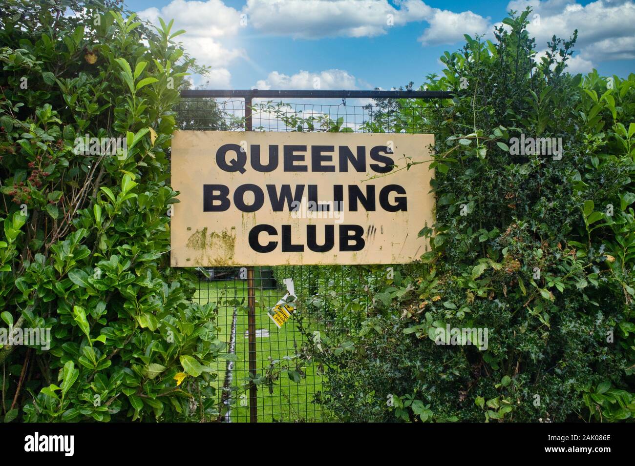 'Queens Bowling Club' - sign on a wire fence surrounding a bowling green Stock Photo