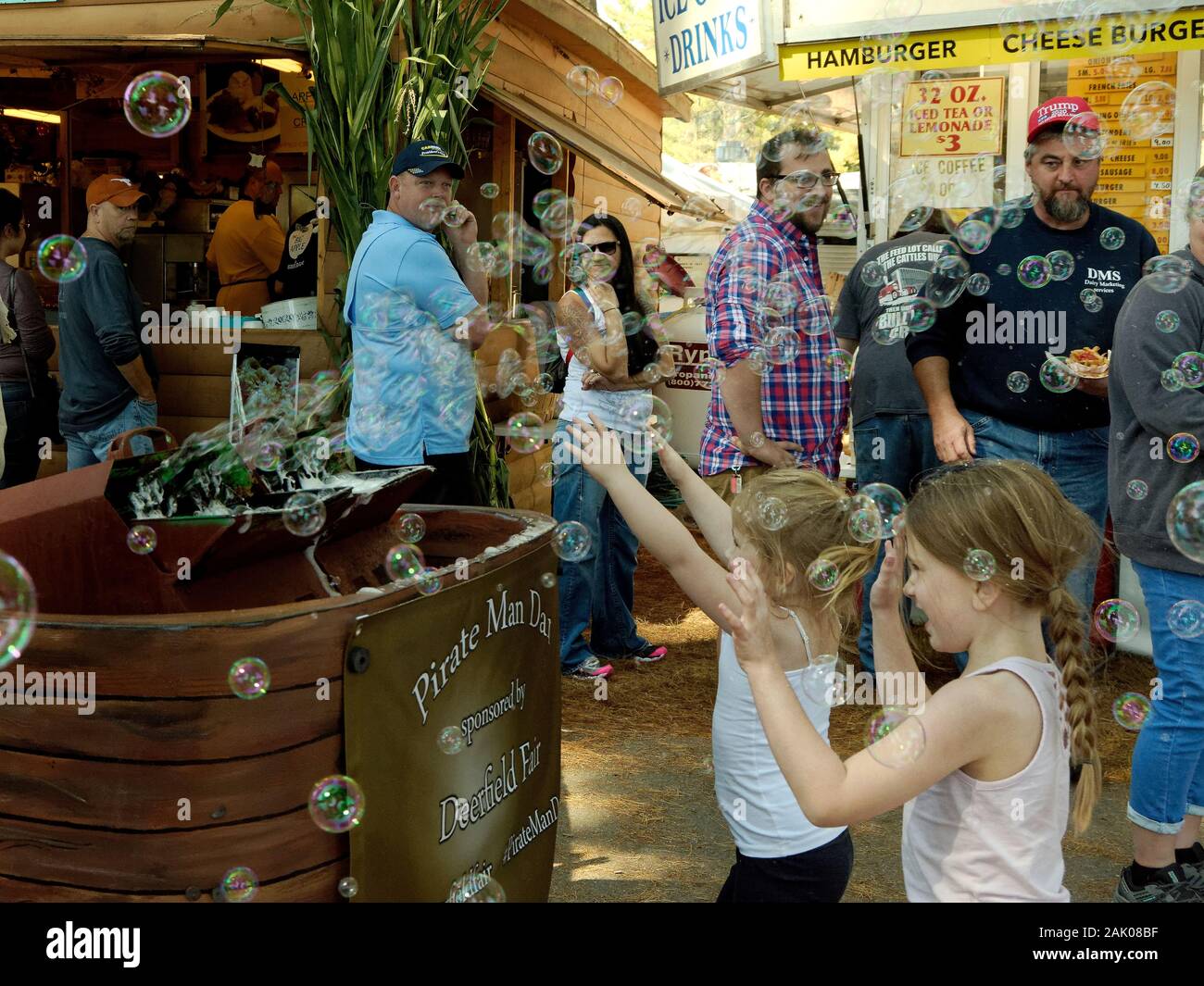 Deerfield New Hampshire Usa September 27 19 Two Young Girls Grasp At Bubbles Thrust From The Back Of A Vehicle While Her Family And Other Guest Stock Photo Alamy