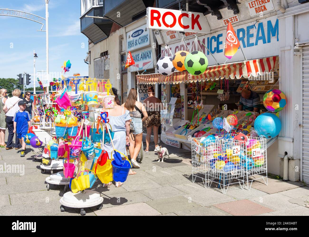 Ice cream and sweet kiosk on pedestrianised Scarisbrick Avenue, Southport, Merseyside, England, United Kingdom Stock Photo
