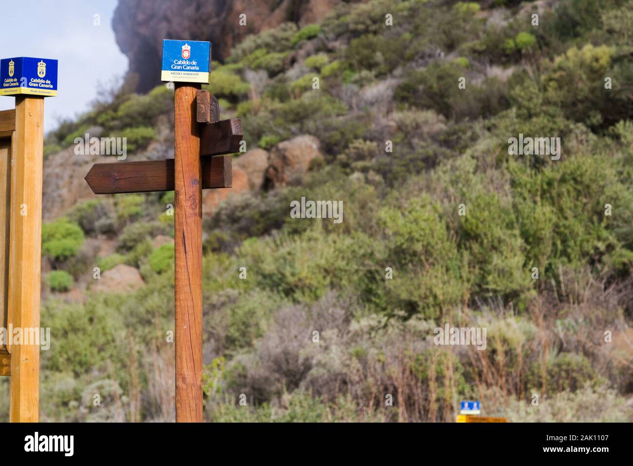 Signposts indicating hiking routes along theEl Aserrador ridge in Gran Canaria's mountainous interior Stock Photo