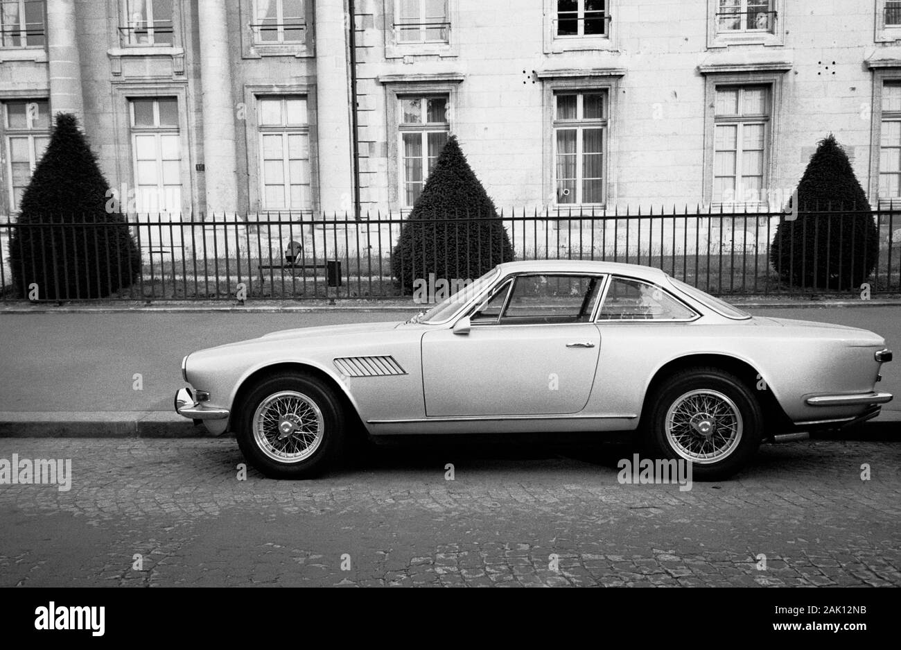 MASERATI 3500 GT SEBRING FRONT OF ÉCOLE MILITAIRE PARIS - PARIS CAR - ITALIAN ELEGANCE - SILVER FILM © Frédéric BEAUMONT Stock Photo